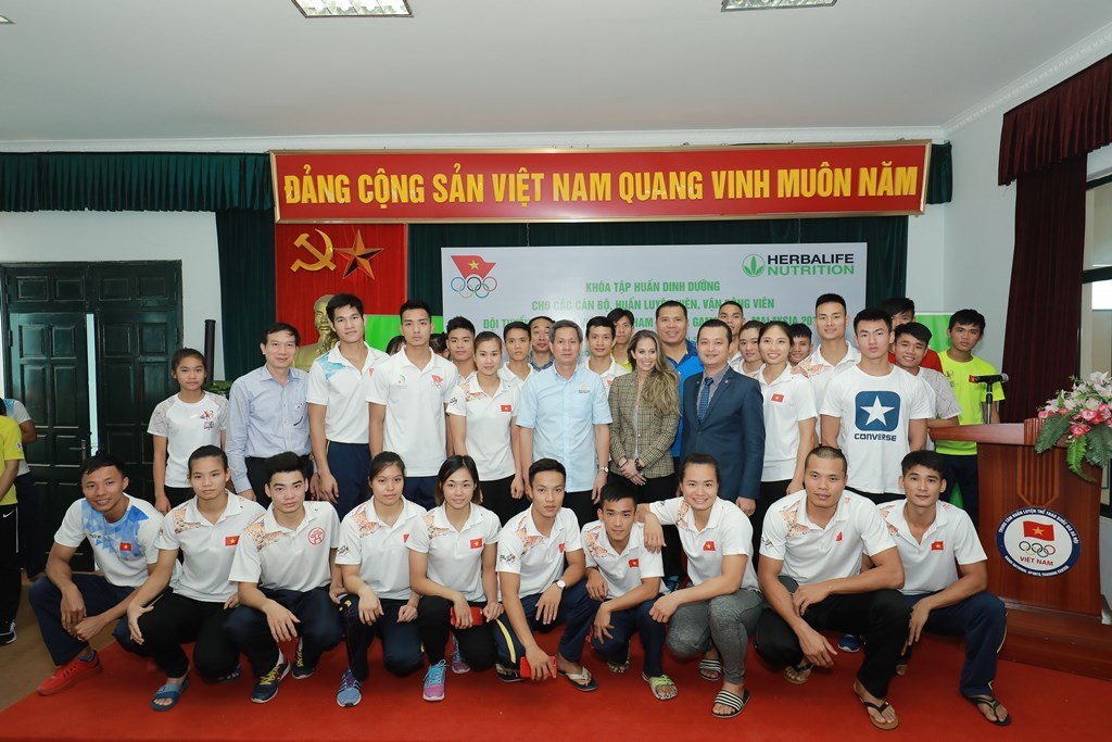 Chuyên gia dinh dưỡng thể thao làm việc với các VĐV Việt Nam thi đấu tại SEA Games 29 ảnh 1